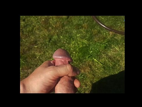 ❤️ Vruća zgodnica jebe svoju ružičastu macu i svršava špricom u ljetnom vrtu ☑ Domaći porno kod nas ️❤