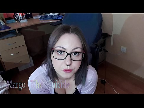 ❤️ Seksi djevojka s naočalama duboko siše dildo na kameri ☑ Domaći porno kod nas ️❤