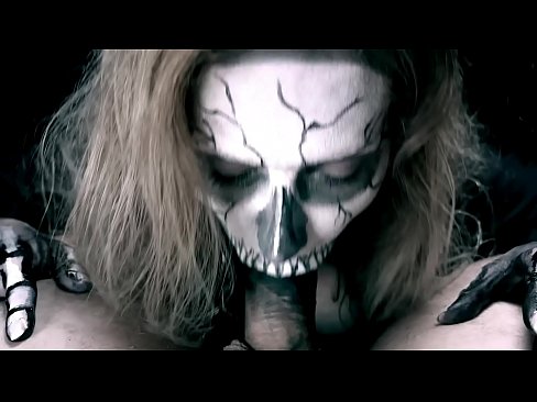❤️ Demon djevojka siše kurac svojim crnim ustima i guta spermu. ☑ Domaći porno kod nas ️❤